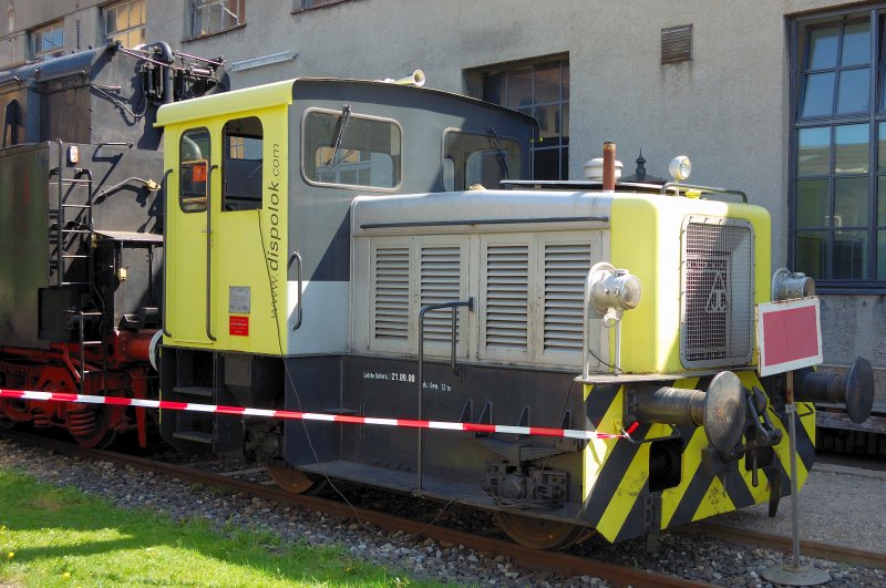 Dispolok einmal ganz anders: Dieser Kleindiesel untersttzt die beiden Bahnpark-Kfs beim Umrangieren von Ausstellungsexponaten. Hier an einem 44er  Jumbo .