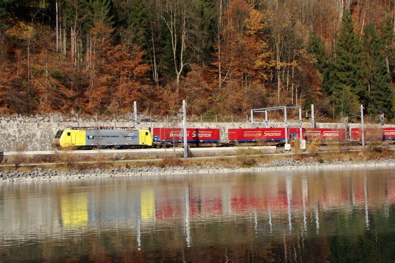 Dispolok ES 64 F4 mit Wiener-express bei Staatsgrenze in Kufstein.07.11.2008