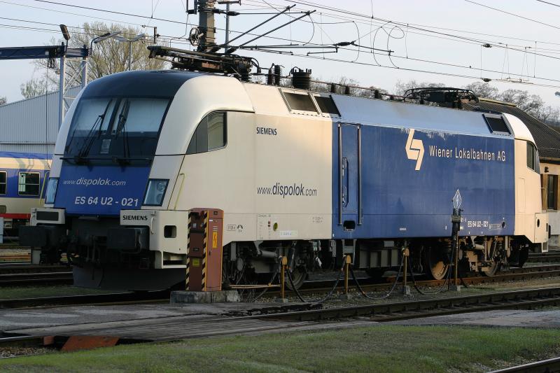 Dispolok ES 64 U2-021 der Wiener Lokalbahnen am 17.4.2006 im Bahnhof Krems an der Donau. 