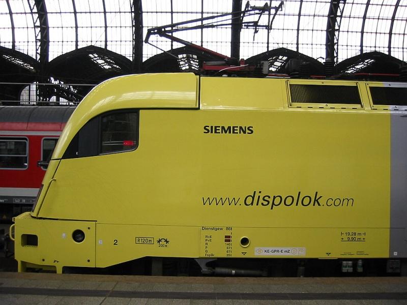 Dispolok ES 64 U2-034 steht am 17.07.2005 vor einem Zug der Nord-Ostsee Bahn (NOB) in der Halle von Hamburg Hbf. Hier mal ein Detailbild mit der ganzen Beschriftung.