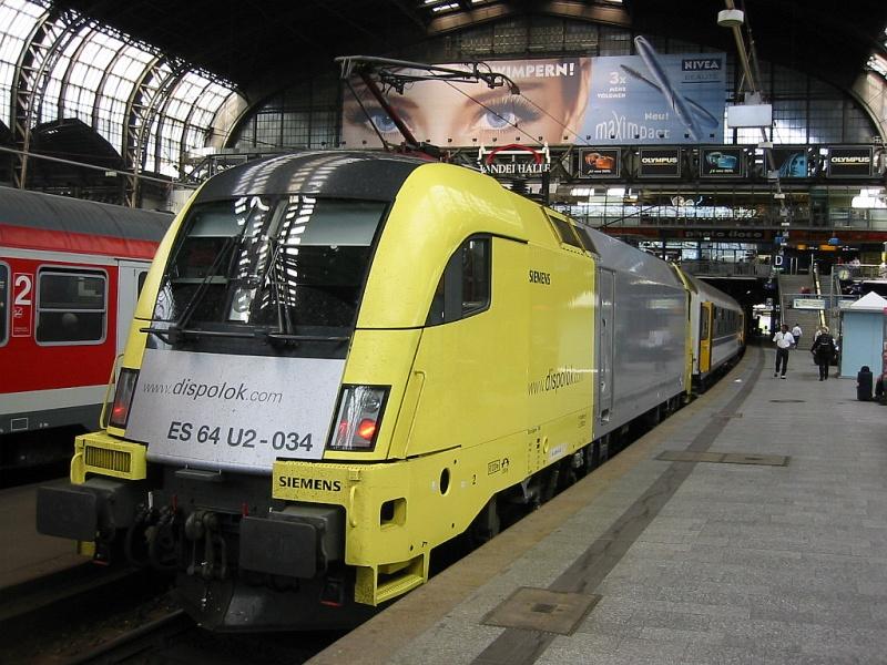 Dispolok ES 64 U2-034 steht am 17.07.2005 vor einem Zug der Nord-Ostsee Bahn (NOB) in der Halle vom Hauptbahnhof Hamburg. 