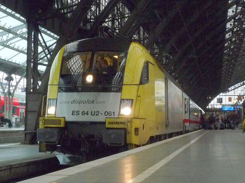 Dispolok ES 64 U2-061 steht mit IC 1911 nach Stuttgart Hbf im Klner Hbf. 17.04.09