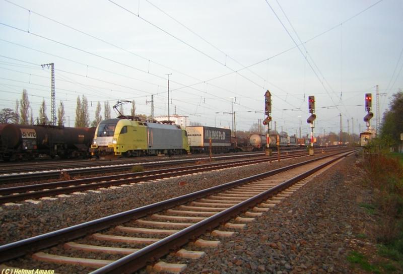Dispolok ES 64 U2 099 am Nachmittag des 12.11.2005 mit einem
Gterzug, aufgenommen zwischen Frankfurt am Main - Hchst und 
dem Bahnhof Farbwerke.


