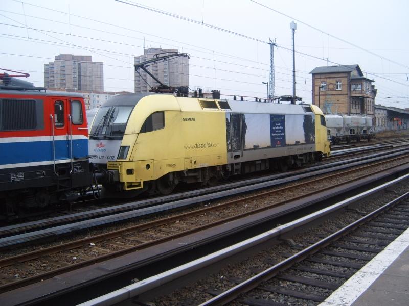 Dispolok der Prignitzer Eisenbahn Cargo GmbH mit Prignitzwerbung am Berliner S-Bahnhof Greifswalder Strae. (Di, 14. Dezember 2004)