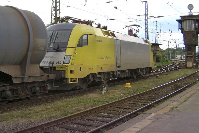 Dispolok vor Kesselzug passiert Erfurt Hbf. Das Stellwerk gibt es inzwischen nicht mehr. Aufnahme von 2006, berarbeitetet und ausgerichtet