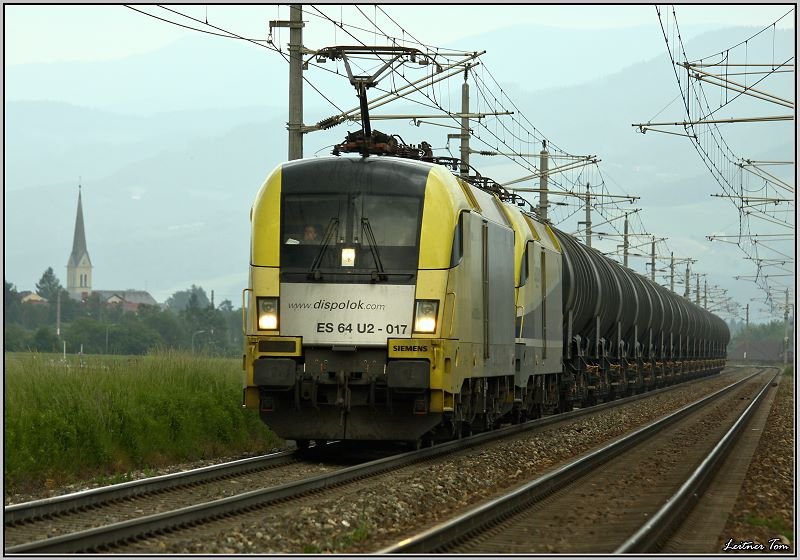 Dispoloks ES64 U2-017 und ES64 U2-005 CargoServ fahren mit einem Kesselwagenzug von Gro Schwechat nach Koper.
Zeltweg 30.05.2008