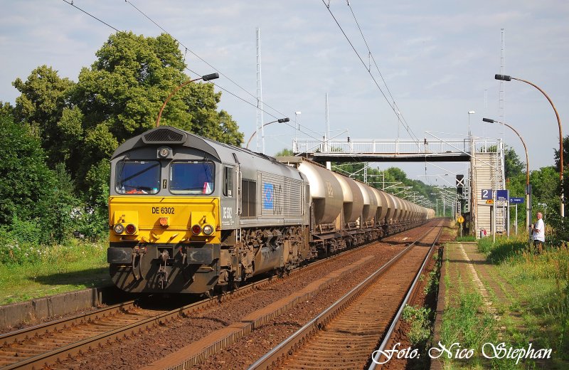DLC 6302 passiert mit ihrem Kohlenstaubzug den Haltepunkt des Ortes Marquardt (15.07.09)