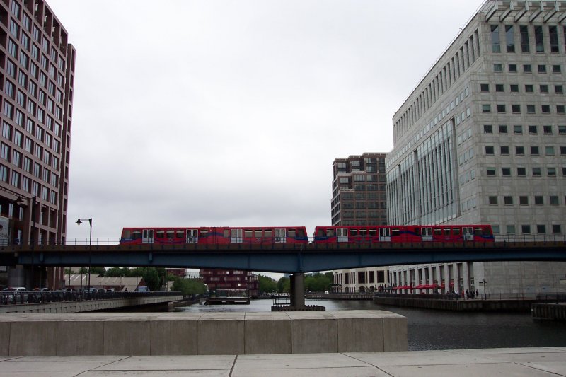 DLR Zug (fhrerloses Zugsystem im Sd-Osten Londons) im neuen Stadtteil  Docklands , welcher in den letzten Jahren fast komplett zu einen  Designer-Stadtteil  umgebaut wurde, zwischen Canary Wharf und Heron Quays.