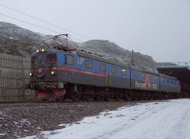 Dm 3 1211/1236/1212  Konsuln  durchfhrt mit leeren Erzzug am 09.10.2006 die Station Riksgrnsen von Narvik nach Kiruna.