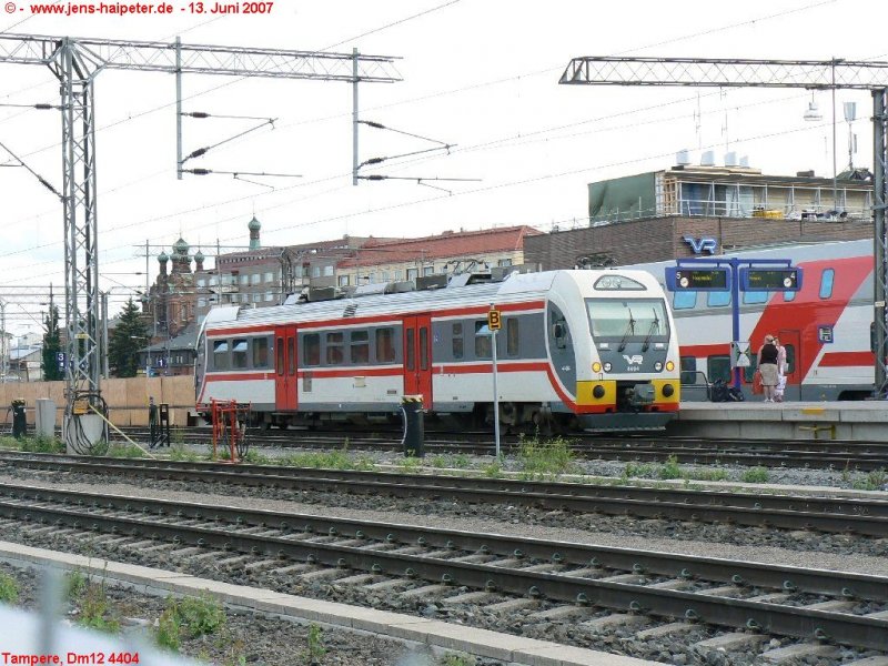 Dm12 4404, einer der neuen Nahverkehrstriebwagen der VR am 13.06.2007 auf die Abfahrt nach Helsinki wartend.
