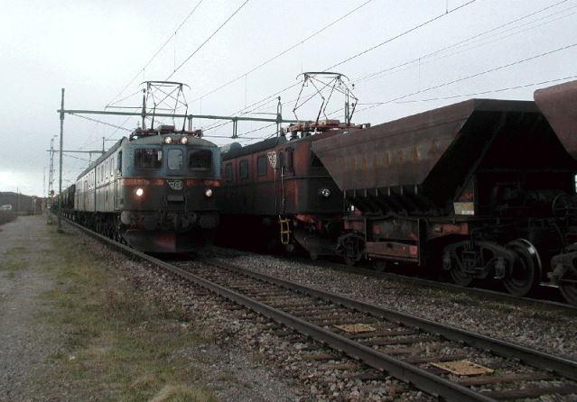 DM3 1209/1234/1210 auf der Fahrt in Richtung Kiruna bei der Begegnung mit der DM3 676/677/678 in Krokvik. (05.06.2001)