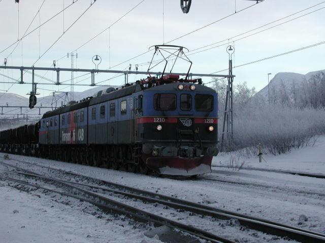 DM3 1209/1234/1210 bei der Fahrt durch Abisko  in Richtung Narvik am 31.01.2003.
