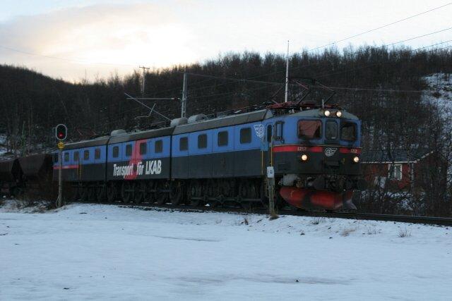Dm3 1211/1235/1212 am 30.10.2005 bei der Fahrt nach Narvik in Hhe der ehemaligen Station Tornehamn.