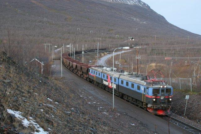 DM3 1211/1235/1212 bei der Fahrt durch Abisko Turist in Richtung Kiruna am 29.10.2005