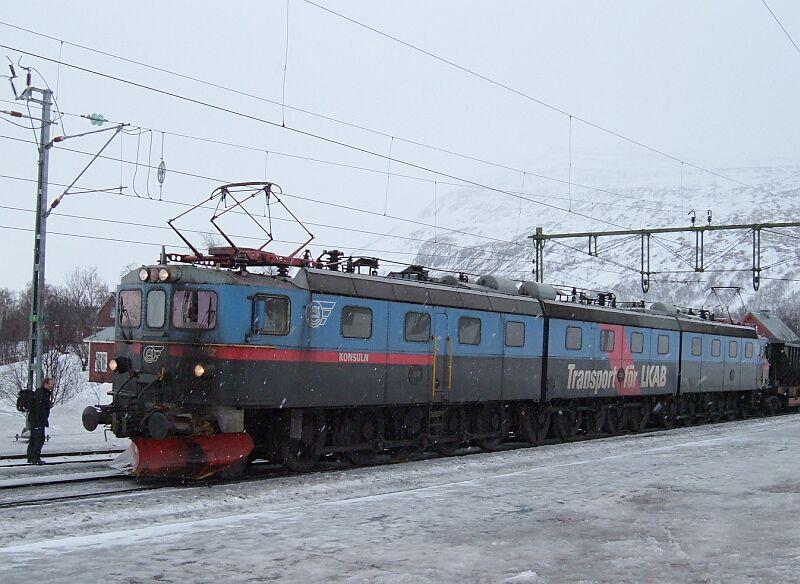 Dm3 1211/1236/1212  KONSULN  mit beladenen Erzzug von Kiruna nach Narvik am 17.03.2006 im Bahnhof Bjrkliden beim Lokfhrerwechsel.