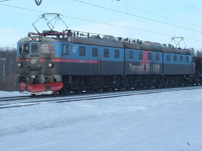 Dm3 1215/1245/1216  Josefina  mit Leerzug am 20.03.2006 zwischen Abisko und Kiruna.