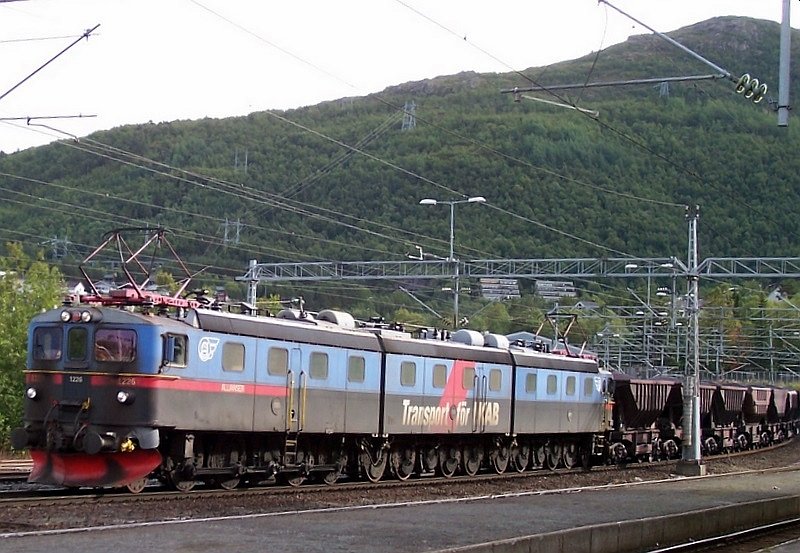 Dm3 1225/1242/1226  Alliansen  mit Erzzug fhrt am 31.08.2007 durch den Personenbahnhof Narvik zum Erzverladekai.