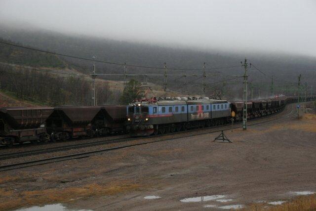 Dm3 1227/1243/1228 begnet am 02.11.2005 mit einem Leerzug von Narvik kommend in Tornestrsk einen Vollzug.