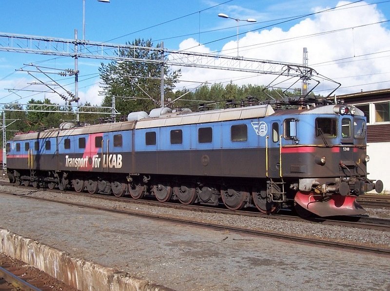 Dm3 1246/1247/1248  Oskar  am 30.08.2007 im Personenbahnhof Narvik, der Schienenrumer ist rechts eingedrckt.