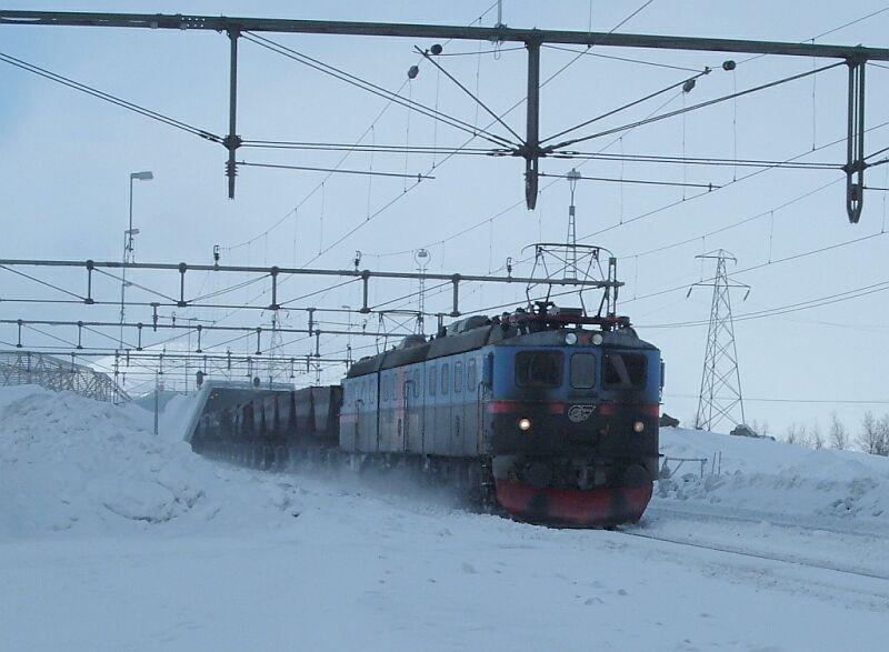 Dm3 fhrt mit leeren Erzzug von Narvik nach Kiruna am 18.03.2006 in den Bahnhof Vassijaure ein, zur Zeit fahren von Kiruna nach Narvik in jeder Richtung tglich 10 bis 12 Erzzge, von Kiruna nach Lulea (Ostsee) nur 1 bis 3 Zge.
