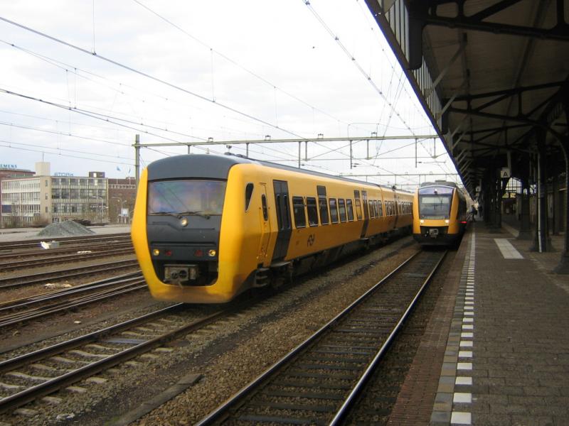 DM'90 3411 in trein 7915 naar Enschede en Lint 25 als trein 31215 naar Oldenzaal te Hengelo, 14 april 2006