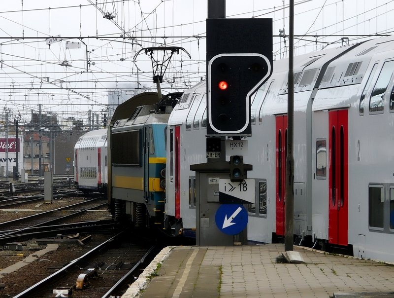 ...doch dann entdeckt man pltzlich mitten im Zug noch eine Lok. In Belgien sieht man in letzter Zeit viele solcher  doppelten  Zge. Sie fahren gemeinsam bis zu einem bestimmten Bahnhof, wo sie dann getrennt werden und auf zwei verschiedenen Strecken einzeln weiterfahren. Bruxelles Midi am 09.03.08. 