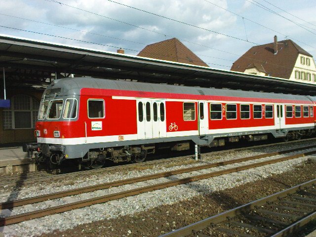 Doch, die gibt es noch, die Falttre an den Karlsruher Steuerwagen. Frisch in Plochingen am 6.5.09 aufgenommen.
Na dann, hoffen wir mal, dass wir soetwas noch ein Weilchen sehen. Die N-Wagen werden bald wieder ein kleines Redesign bekommen.
