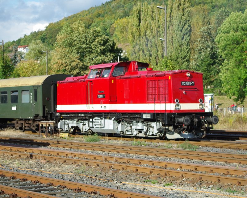 Doch noch ein Bild von den 15. Meininger Dampfloktagen nachgereicht: Die 112 565-7 nochmal im etwas besseren Licht bei der Bereitstellung mit ihrem Sonderzug im Bahnhof Meiningen. Aufgenommen am 05.09.2009.