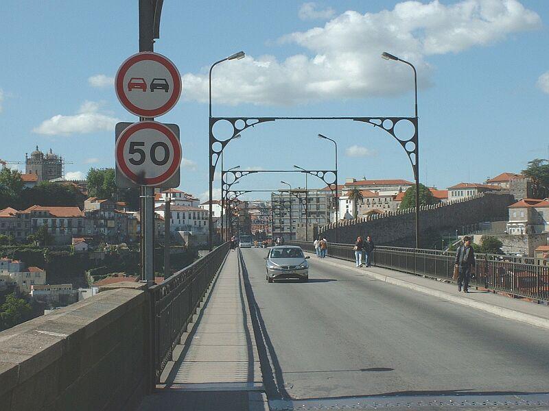 Dom-Luis-Hochbrcke in Porto am 06.05.2003 noch mit Auto- und Omnibus-Verkehr, Geschwindigkeitsbegrenzung 50 km/h und sie darf von Fugnger benutzt werden.