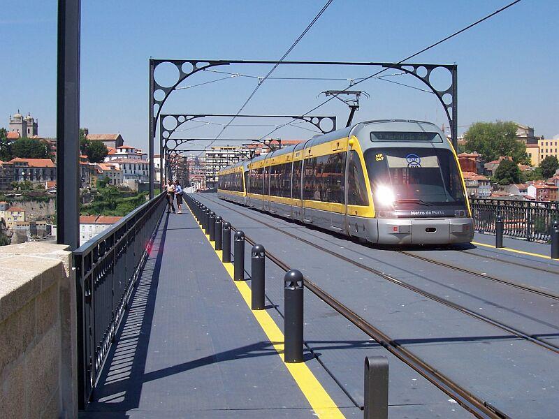 Dom-Luis-Hochbrcke in Porto am 09.05.2006 von der gleichen Stelle aufgenommen, jetzt darf nur noch die Metro hier fahren, Hchstgeschwindigkeit 40 km/h und die Fugnger, Radfahrer nicht, jetzt ist ein Verkehrszeichen  Gesperrt fr Fahrzeuge aller Art  angebracht. (Einen Pfosten vorher wie frher die 50 km/h) 