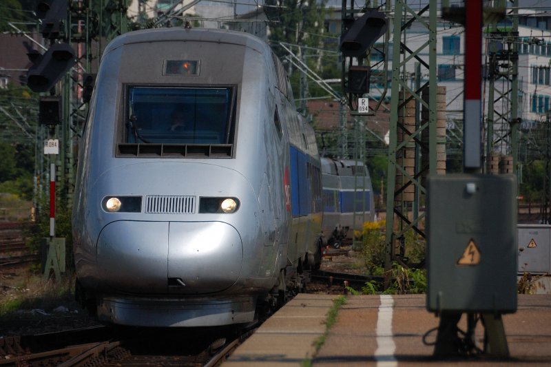 Dominanz am Bahnsteig... POS-TGV zur Bereitstellung in Stuttgart Hbf. (16. August 2008).