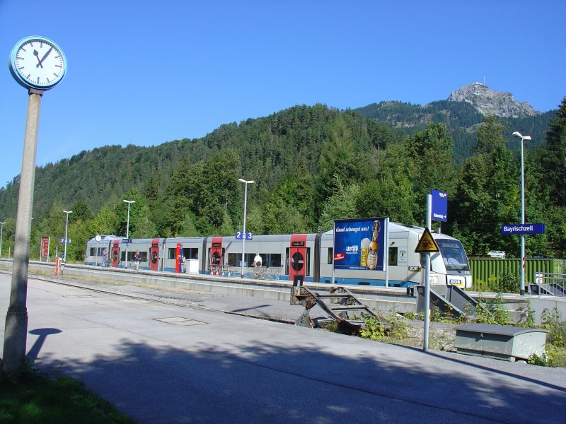 Donnerstag, 21.09.2006. Der Integral VT 104  Bayrischzell  der BOB ist soeben in seinem Endbahnhof Bayrischzell eingetroffen. Von hier beginnt wenige Minuten spter seine Fahrt zum Mnchener Hauptbahnhof. 