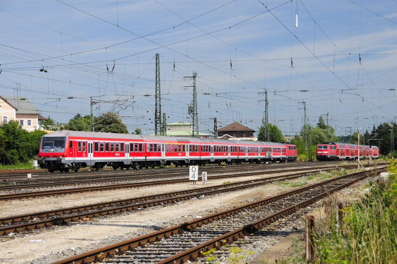 Doppel-Einfahrt der Regionalbahnen in Treuchtlingen, links aus Ansbach (KBS 920), rechts aus Nrnberg (KBS 910) kommend. (29.07.09).