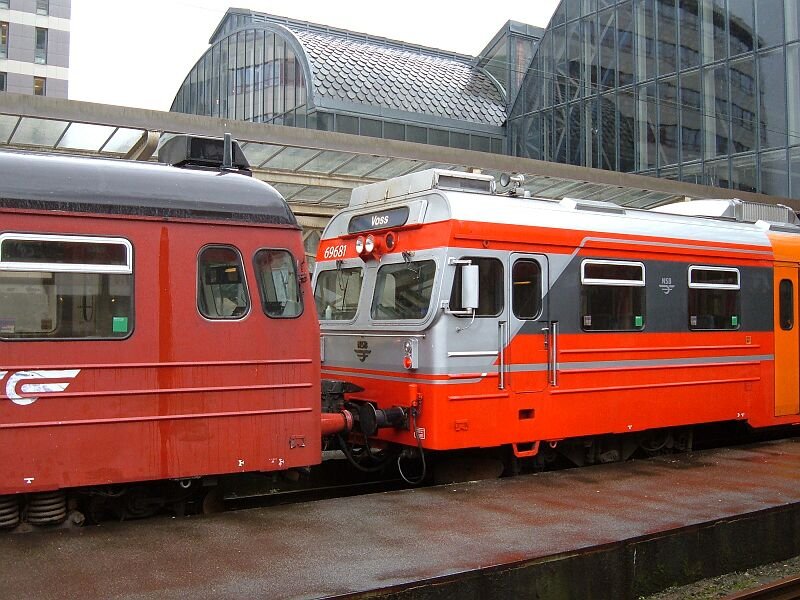 Doppel-Einheit 69 669 und 69 603 nach Voss am 21.06.2006 im Bahnhof Bergen.