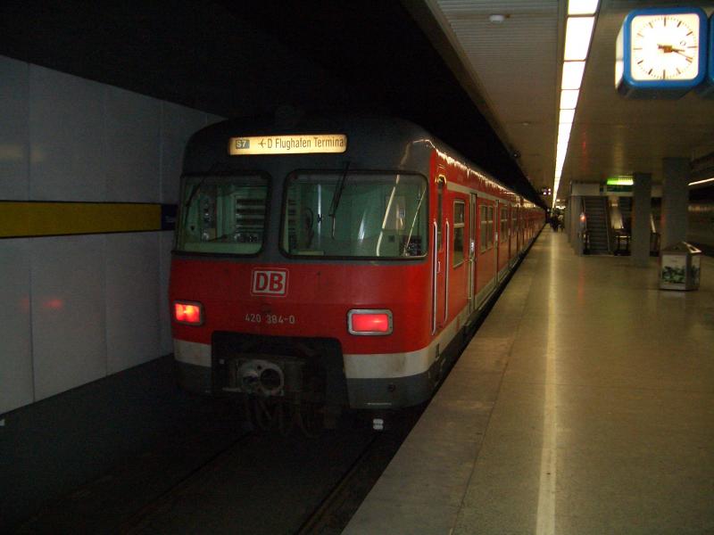 Doppel Einheit Br 420. Vorne Br 420-384.
Der Zug ist grade im D�sseldorfer Flughafen Terminal angekommen.
M�rz 2005
