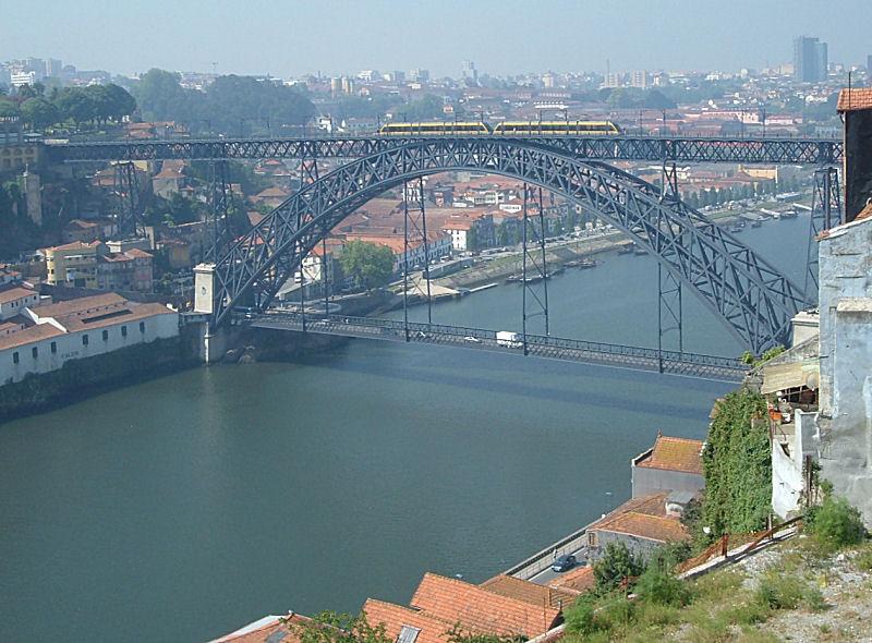 Doppel-Metrozug am 11.05.2006 auf der Mitte der Dom-Luis-Hochbrcke ber dem Flu Douro, am anderen Ufer Vila Nova de Gaia.