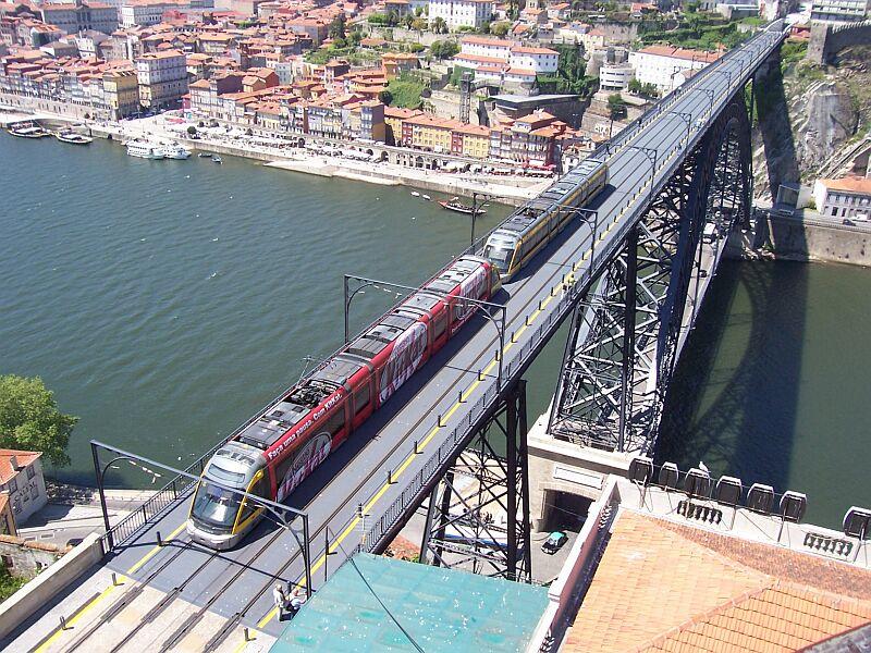 Doppel-Metrozug von Porto kommend verl��t am 09.05.2006 die Dom-Luis-Hochbr�cke nach Vila Nova de Gaia. Von diesen sch�nen Aussichtspunkt kan man den Bahnen gut  auf's Dach  schauen. 