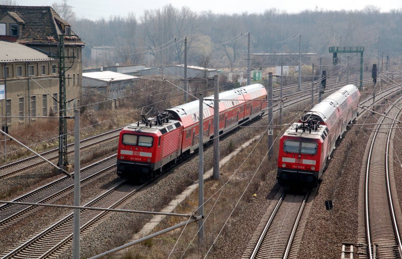 Doppelausfahrt am 29.03.09 aus Bitterfeld: Whrend 143 349 ihre RB nach Halle(S) Hbf schiebt, schiebt 143 056 ihre nach Leipzig Hbf.