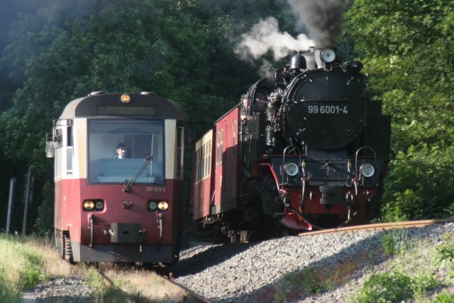 Doppelausfahrt aus Alexisbad. 187 019 verl�sst den Ort zur Fahrt nach Nordhausen und 99 6001 zur Fahrt nach Harzgerode; 16.06.07 um 18.47 Uhr