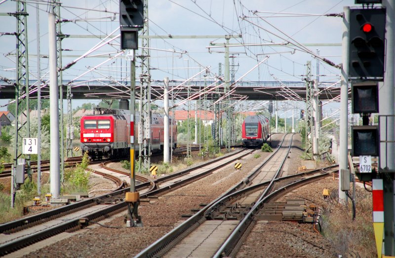 Doppeleinfahrt am 16.05.09 in Bitterfeld: Whrend 114 301 die RB von Dessau nach Halle(S) zieht, schiebt eine BR 143 ihre RB von Wittenberg nach Leipzig.