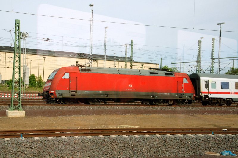 Doppeleinfahrt in Magdeburg Hbf: W�hrend  mein  IC aus Leipzig ankommt, schiebt 101 083 ihren IC aus Richtung Hannover kommend in den Hbf.