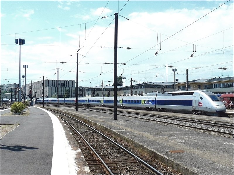 Doppeleinheit bestehend aus TGV POS und TGV Atlantique/Rseau bei der Einfahrt in den Bahnhof von Metz aus Richtung Paris Est am 22.06.08. (Hans)