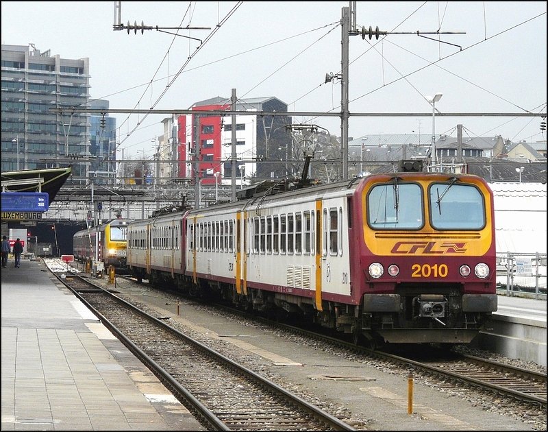 Doppeleinheit der BR 2000 steht am Bahnsteig, w�hrend dahinter eine E-Lok der BR 3000 soeben aus Richtung L�ttich in den Bahnhof von Luxemburg einf�hrt. 05.04.08 