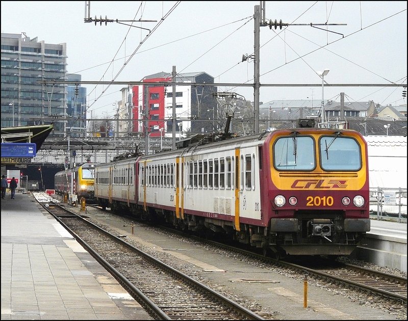 Doppeleinheit der BR 2000 steht am Bahnsteig, whrend dahinter eine E-Lok der BR 3000 soeben aus Richtung Lttich in den Bahnhof von Luxemburg einfhrt. 05.04.08 