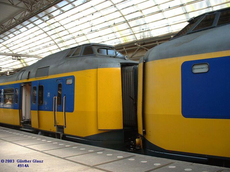 Doppeleinheit BR 4200 Koploper am 13.05.2003 in Amsterdam Centraal.