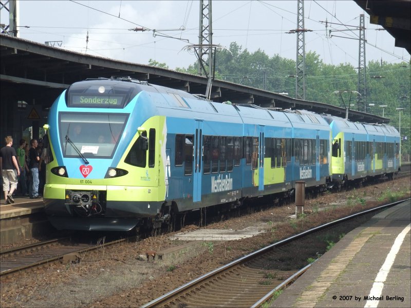 Doppeleinheit Flirt der WestfalenBahn mit ET004 an der spitze als Sonderzug zur Loveparade nach Essen. Dieser Zug fhrt im auftrag von Abellio und trgt deshalb das Abellioherz an der Front. 
Wanne-Eickel Hbf 25.8.07