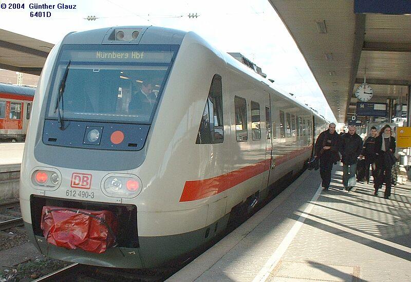 Doppeleinheit  IC-Swinger  612 490 und 612 464 als IC 1568 von Dresden kommend ist am 07.02.2004 gerade in Nrnberg angekommen. Fahrplanmige Ankunft 15:17, wie man sieht, ist der Zug eine Minute frher da, auch das gibt's bei der DB noch.