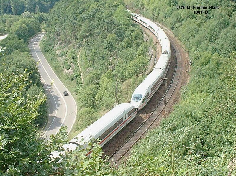 Doppeleinheit ICE 3 am 29.07.2003 auf der Geislinger Steige zwischen Stuttgart und Ulm mit  Rekordgeschwindigkeit  von 65 km/Std, mehr ist auf diesen Abschnitt nicht zugelassen.