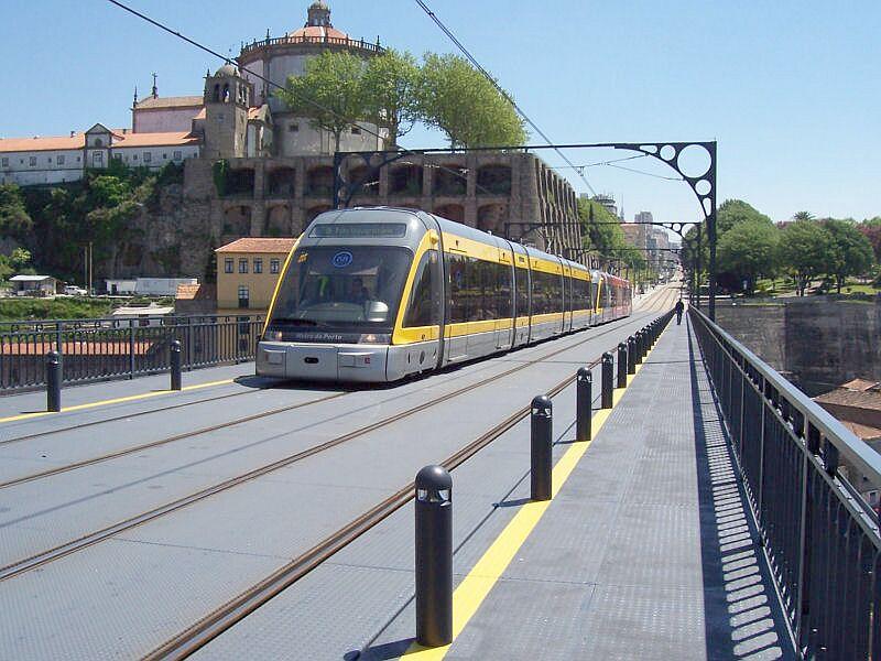 Doppeleinheit Metrozge fhrt am 09.05.2005 von Gaia nach Porto Centrum ber die Dom-Luis-Hochbrcke, die Aufnahme wurde etwa von der Mitte der Brcke in Richtung Gaia gemacht.