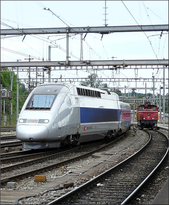 Doppeleinheit TGV POS fhrt am 04.08.08 in den Bahnhof von Basel ein, whrend rechts im Bild die Rangierlok Ee 3/3 16513 auf Arbeit wartet. (Jeanny)